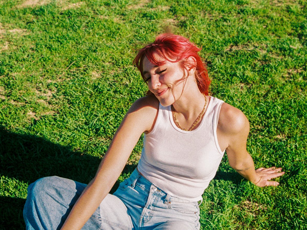 LADYGUNN – RAYE ROBINSON'S NOT WAITING ON “PRINCE CHARMING”