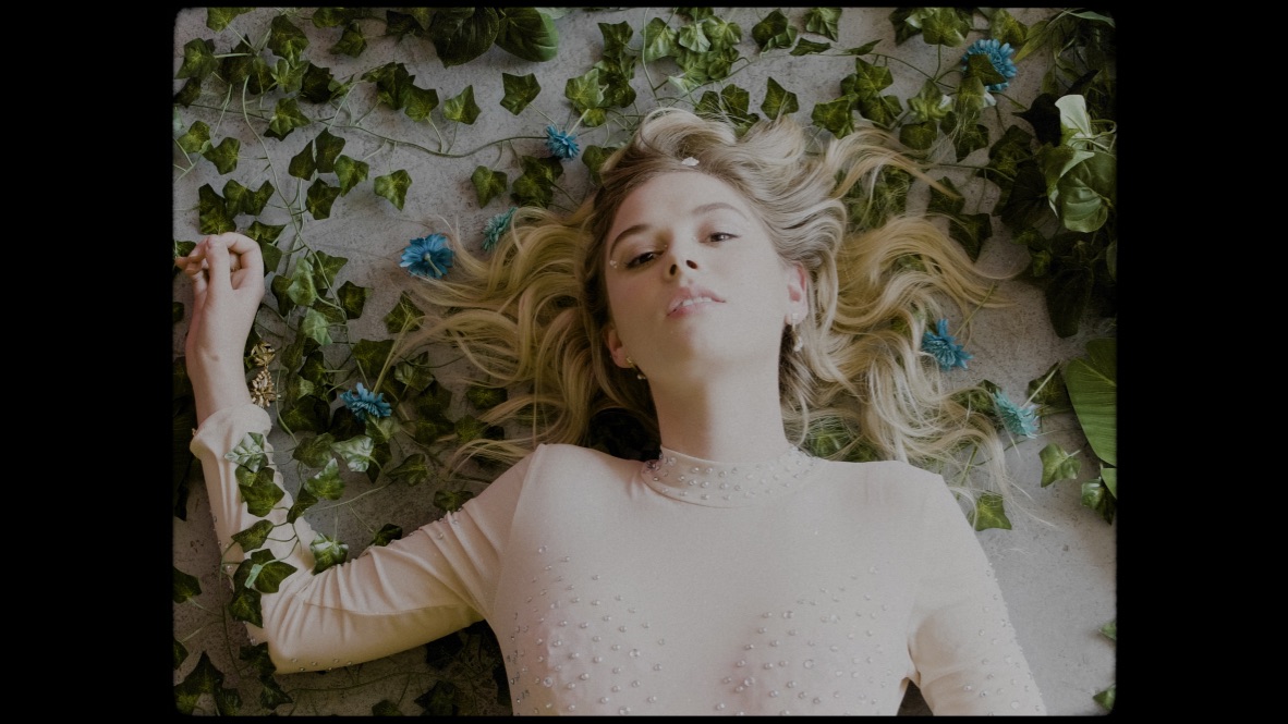 Read more about the article DYLLAN RECONCILES WITH THE TRUTH IN EERILY STUNNING VIDEO, ‘ONE OF US’