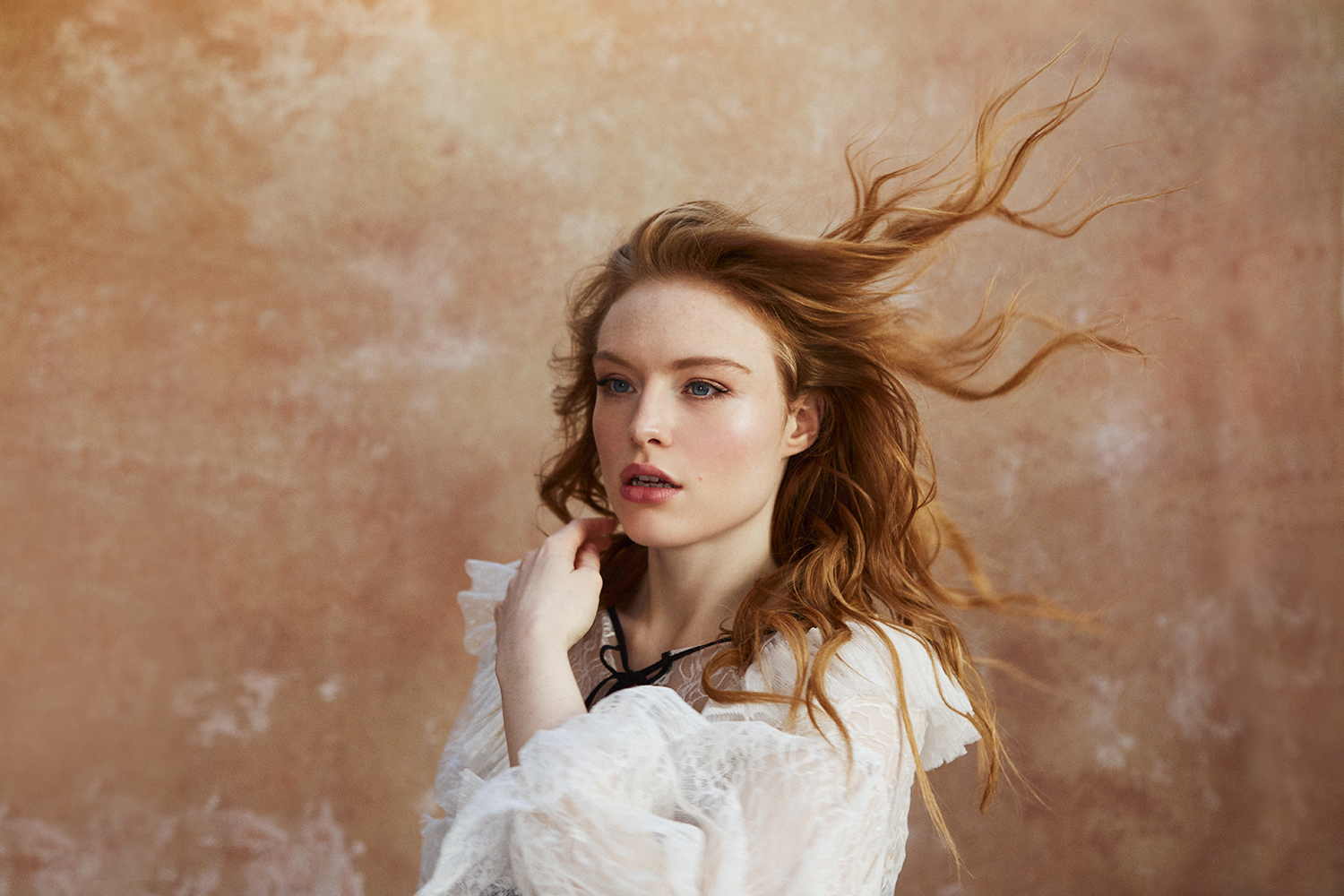 Read more about the article Singer-Songwriter Freya Ridings is Writing Her Own Destiny
