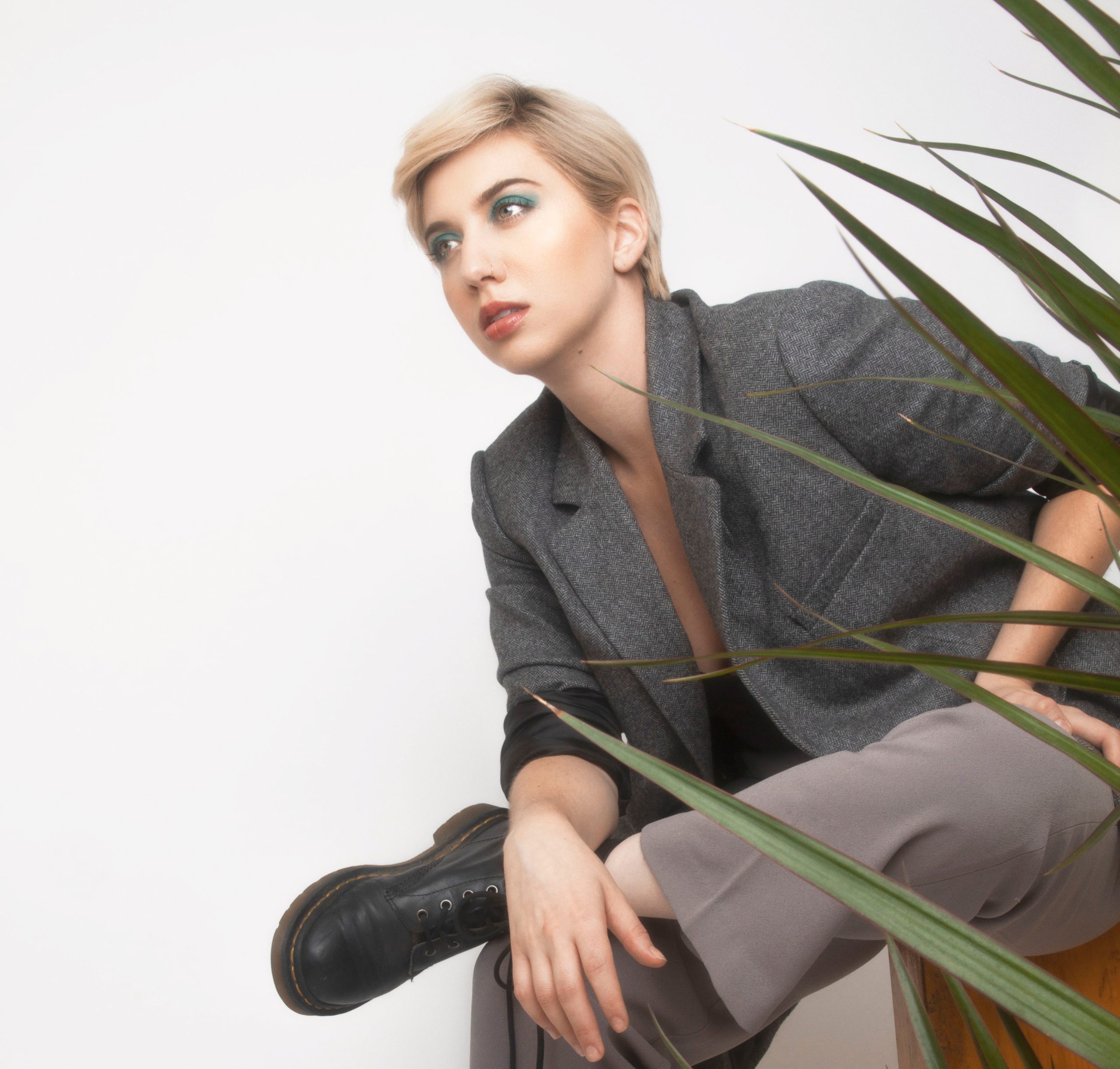 Read more about the article BECK PETE WEARING THE STYLES OF EVERLANE SPEAKS TO THE ADDICTIVE TOXICITY OF RELATIONSHIPS IN HER NEW EP MUSE