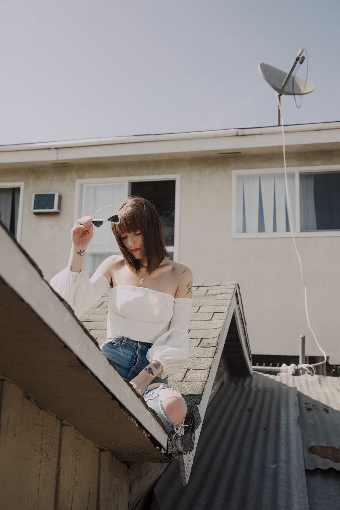 Read more about the article WHY SASHA SLOAN IS THE MUSIC INDUSTRY’S FAVORITE SAD GIRL