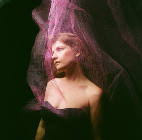 Read more about the article CASSANDRA VIOLET – ‘NOBODY BUT YOU’