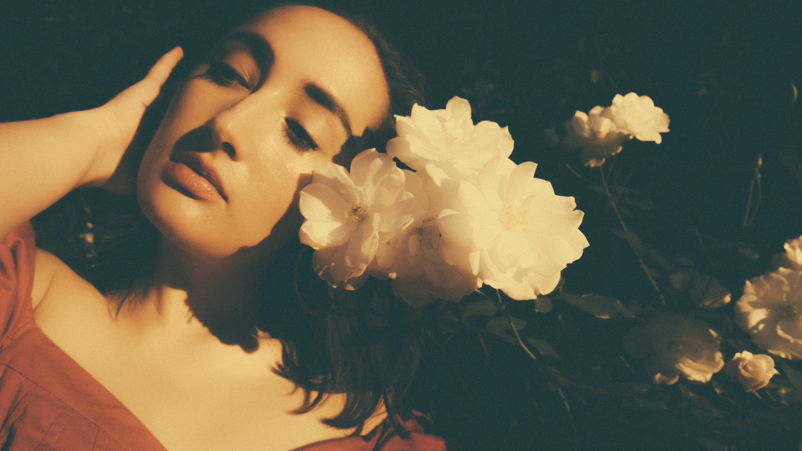 Read more about the article ESBIE FONTE’S DEFYINGLY BEAUTIFUL ‘TIME TRAVELER’