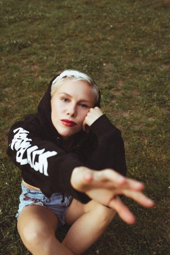 Read more about the article GRACE WEBER’S UPLIFTING SINGLE, ‘FIND A WAY’, IS THE MULTI-LAYERED JOURNEY WE NEED RIGHT NOW