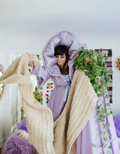Read more about the article IDLE HANDS: JARINA DE MARCO IS MAKING A SCARF TO RIVAL LENNY’S