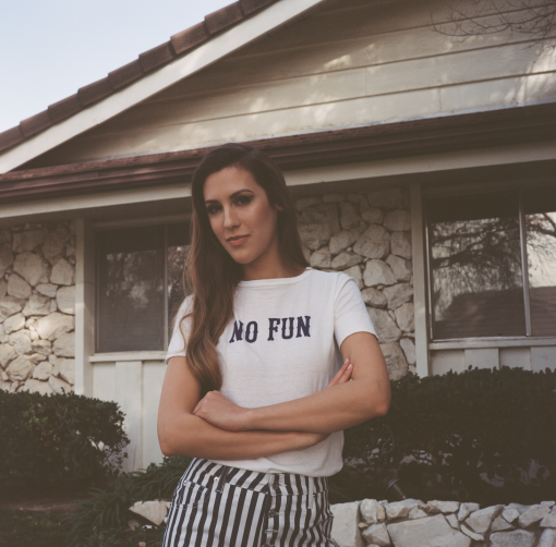 Read more about the article MARA CONNOR WEAVES STORIES OF HEARTBREAK ON NO FUN EP
