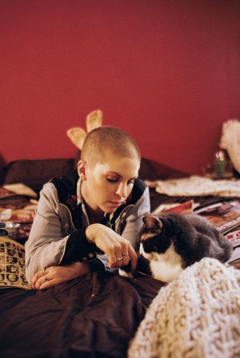 Read more about the article ‘LOVESICK’: ISLA JUNE’S NEW VISUALS NOD TO THE DREAMHOUSE OF TOXIC LOVE