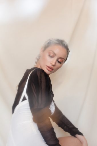 Read more about the article XHOANA X MAKES DARKNESS SEXY