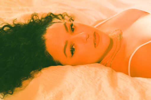 Read more about the article RAQUEL RODRIGUEZ RECLAIMS SENSITIVITY ON “CRYBABY” AHEAD OF INTROSPECTIVE LP