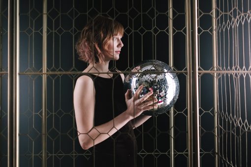 Read more about the article MOLLY TUTTLE SERENADES US WITH INTIMATE COVERS OF FKA TWIGS, HARRY STYLES, AND MORE ON NEW ALBUM