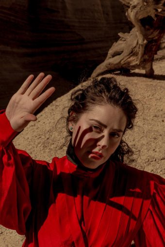 Read more about the article CAMÍNA’S UNFILTERED COMMENTARY ON TODAY’S POLITICAL LANDSCAPE IN TE QUIERO MUCHO MAKES FOR A TRULY REFRESHING RELEASE