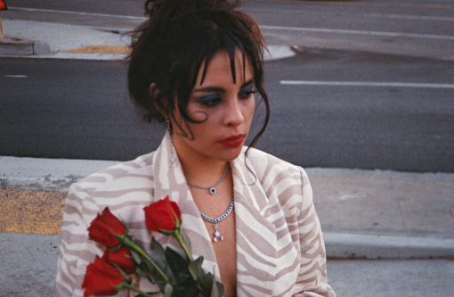 Read more about the article GIRL ULTRA LAYS ALL HER ‘ROSAS’ ON THE TABLE