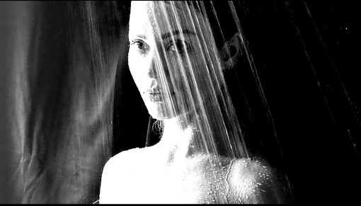 Read more about the article XHOANA X CAPTIVATES WITH SEDUCTIVE MUSIC AND METALLIC VOICE
