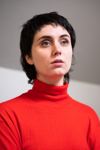 Read more about the article PERFORMING, HIDING, AND FOREHEAD KISSES: KATY KIRBY TALKS TOUR