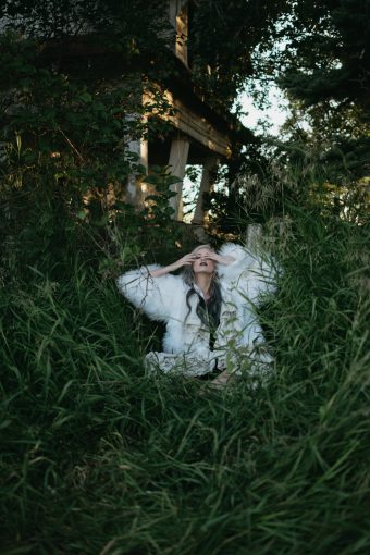 Read more about the article CARMEN JANE IS BACK WITH CAPTIVATING NEW SINGLE “BLAME YOU” 