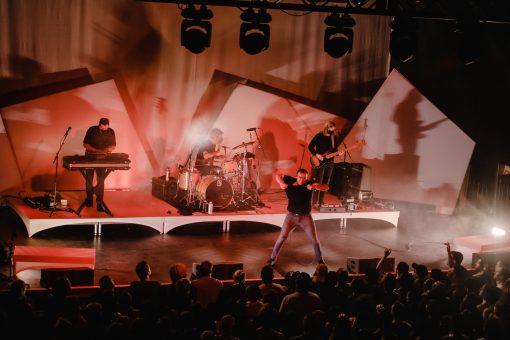 Read more about the article LIVE REVIEW: FUTURE ISLANDS @ BROOKLYN STEEL