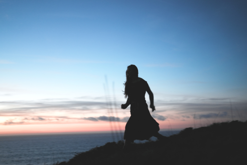 Read more about the article ELLAHARP TALKS ABOUT HER NEW ALBUM ‘LOST IN JANUARY’: “I LIKE MY MUSIC MISERABLE AND AM DELIGHTED BY THE WRITING OF IT.”