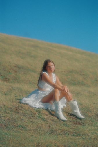 Read more about the article LILY MEOLA’S 2023 SUMMER ESSENTIALS PLAYLIST