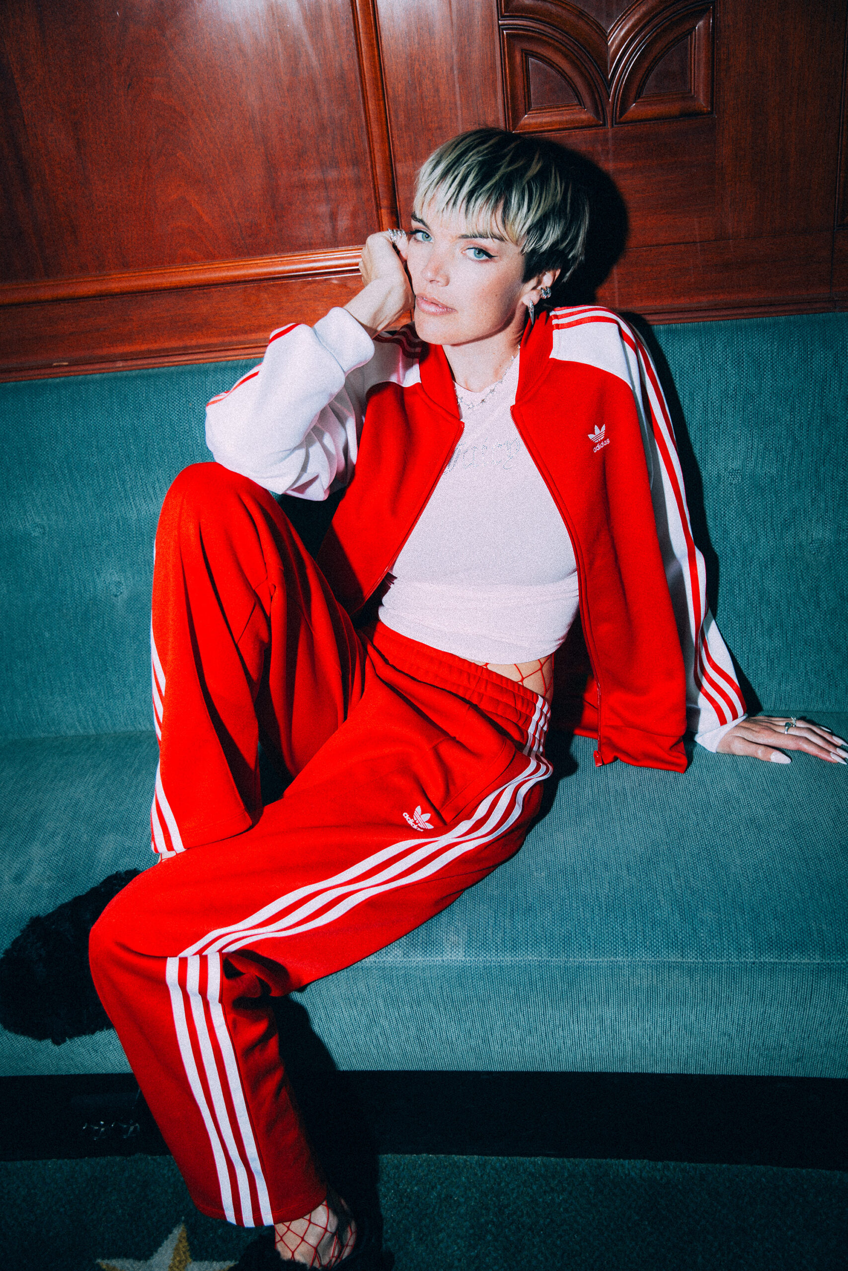 Read more about the article ‘Transparent’ by Nea: A Subversive and Brave Debut Album Redefining Pop Music