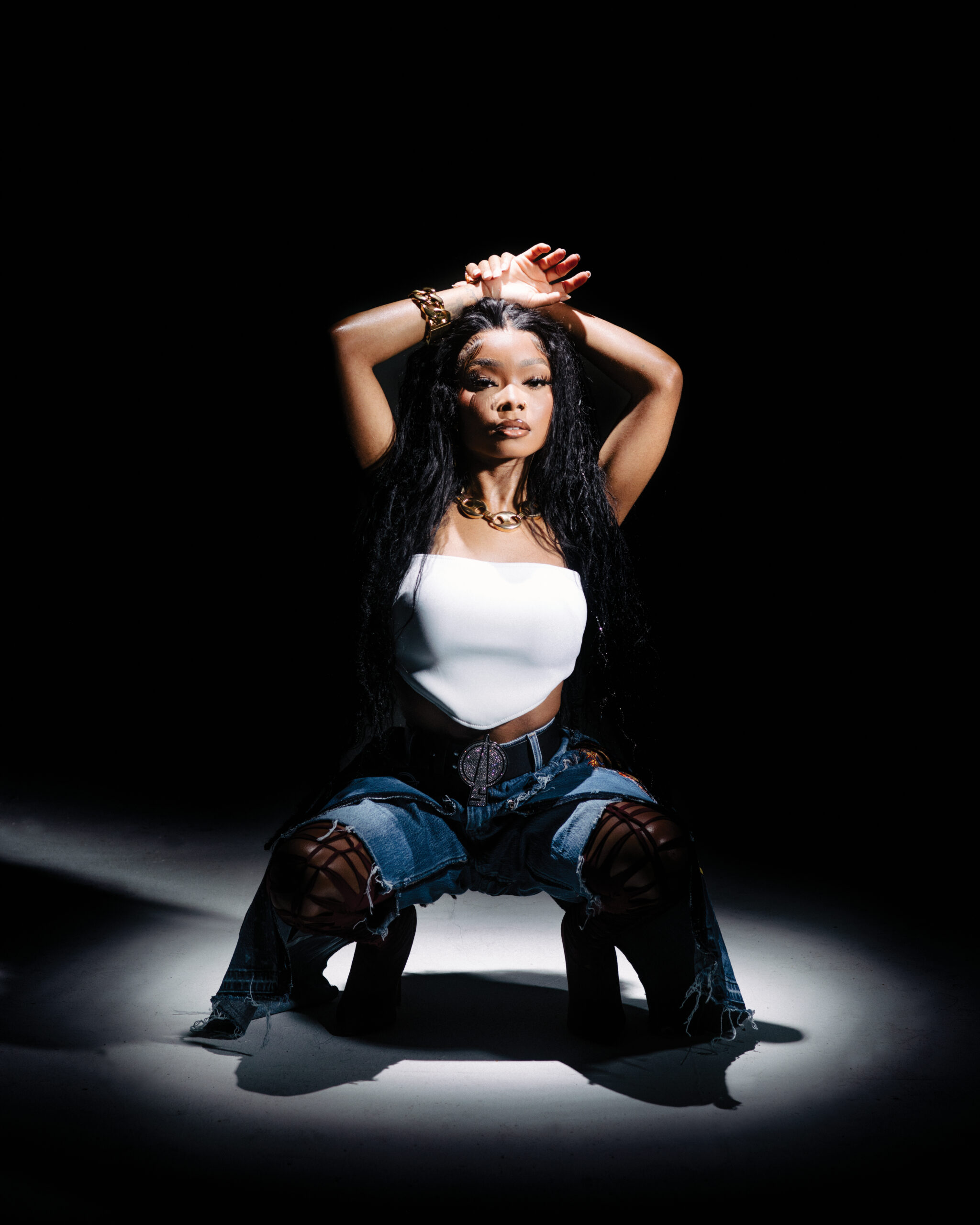 Read more about the article PAIN AND PLEASURE: LOLA BROOKE’S ALBUM DENNIS DAUGHTER IS ONE OF THE MOST EXCITING ALBUMS OF THE YEAR