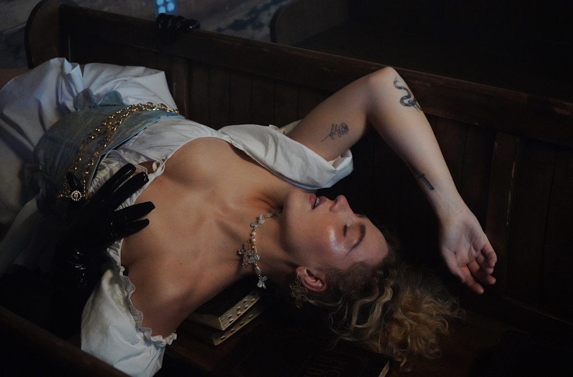 Read more about the article KAT CUNNING’S NEW MUSIC VIDEO IS A DECLARATION OF QUEER LOVE, KINK CURIOSITY, AND PERSONAL EMPOWERMENT