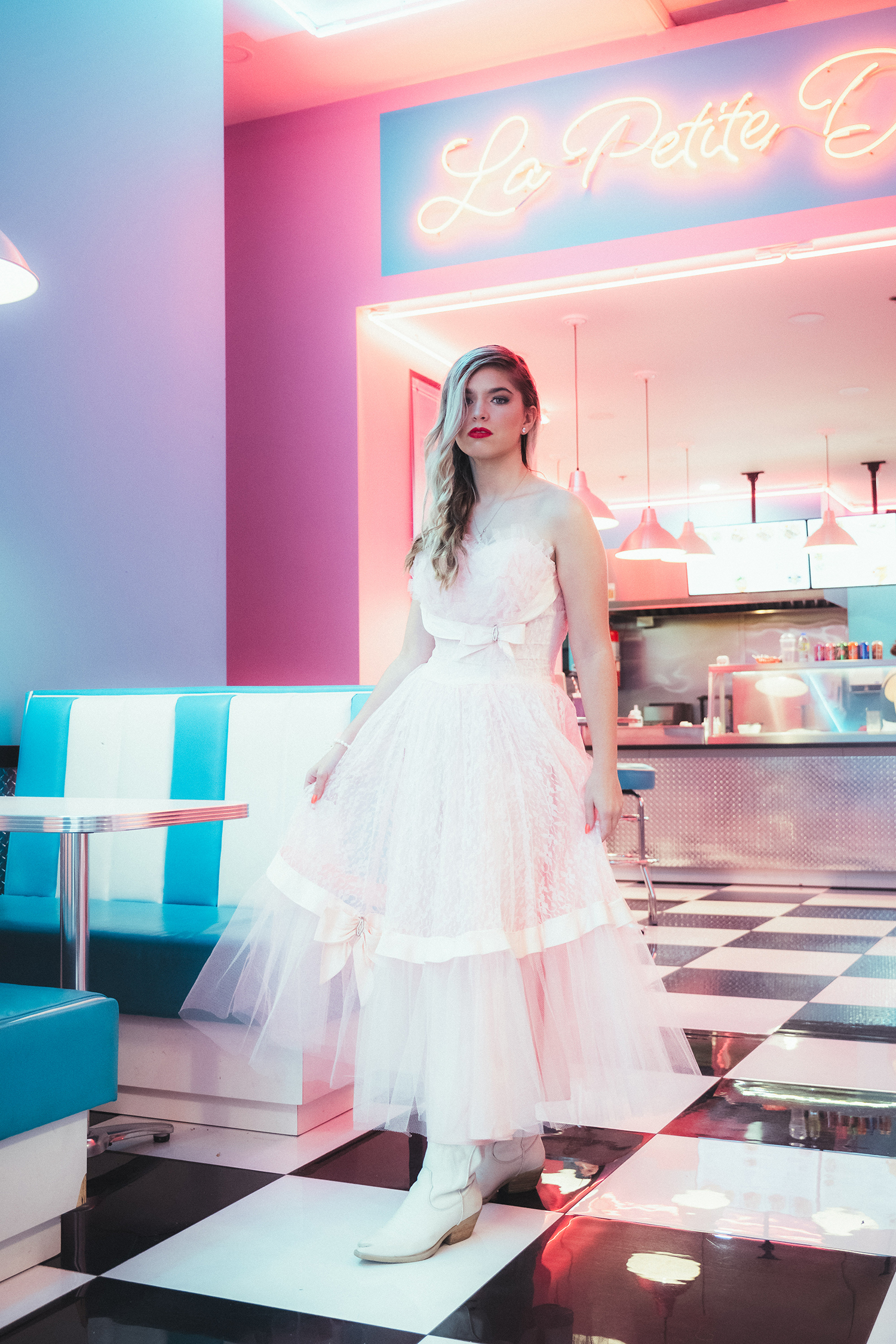 Read more about the article NAOMI JANE’S EXCELLENT NEW TRACK IS FOR ALL THE HOPELESS ROMANTICS IN THE BACK