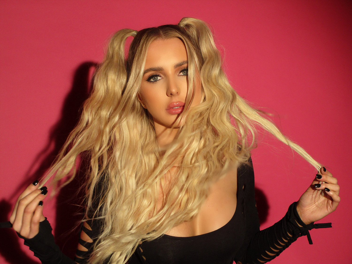 Read more about the article CEARA CAVALIERI EXCLAIMS: “THAT’S MY BITCH” IN NEW SINGLE