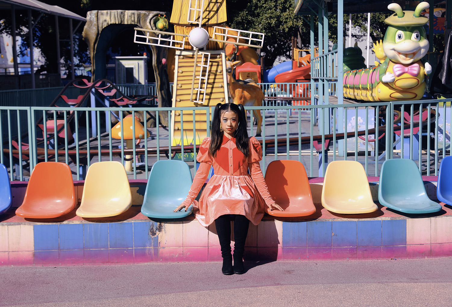 Read more about the article INTRODUCING RAYLEE FOREST THE EASTERN DYNAMO DEFYING WESTERN POP CONVENTIONS