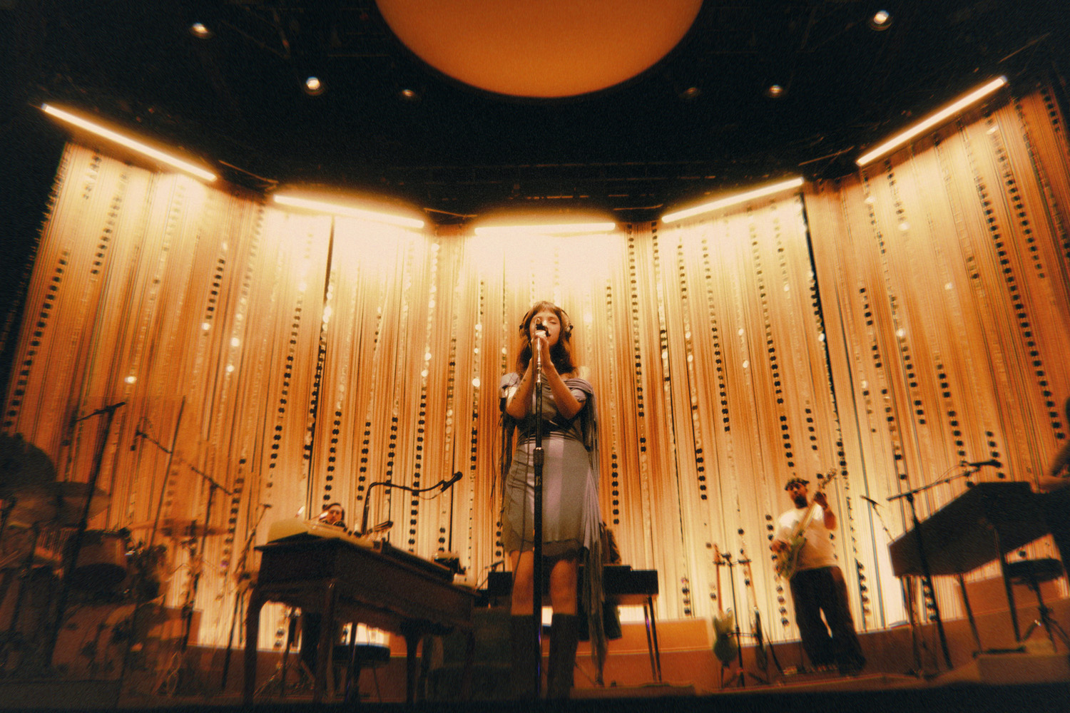 Read more about the article Live Review: Charmed by Clairo – An evening of intimate reflection and captivating sounds