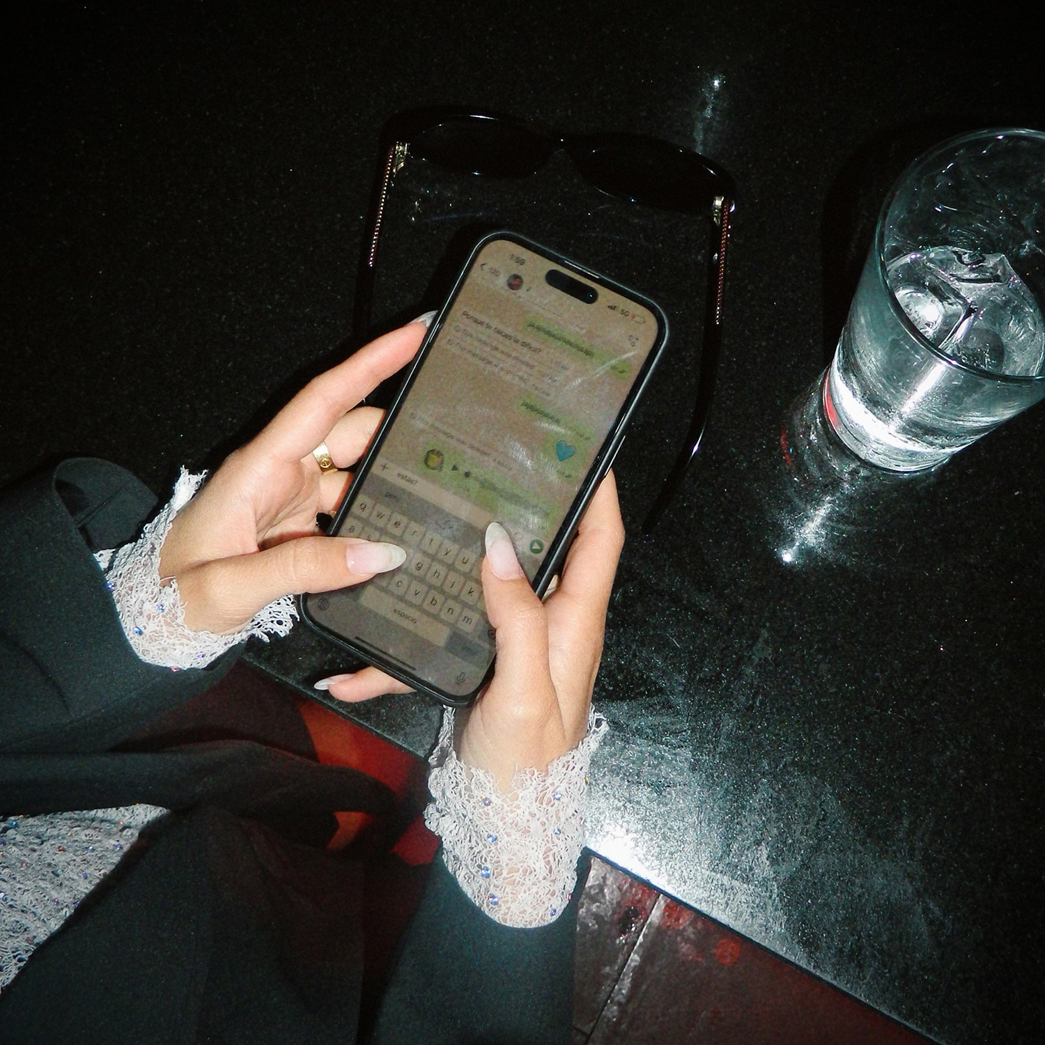 Read more about the article No Screen Time to Heal – Corina Smith Says “quítenme el cel”