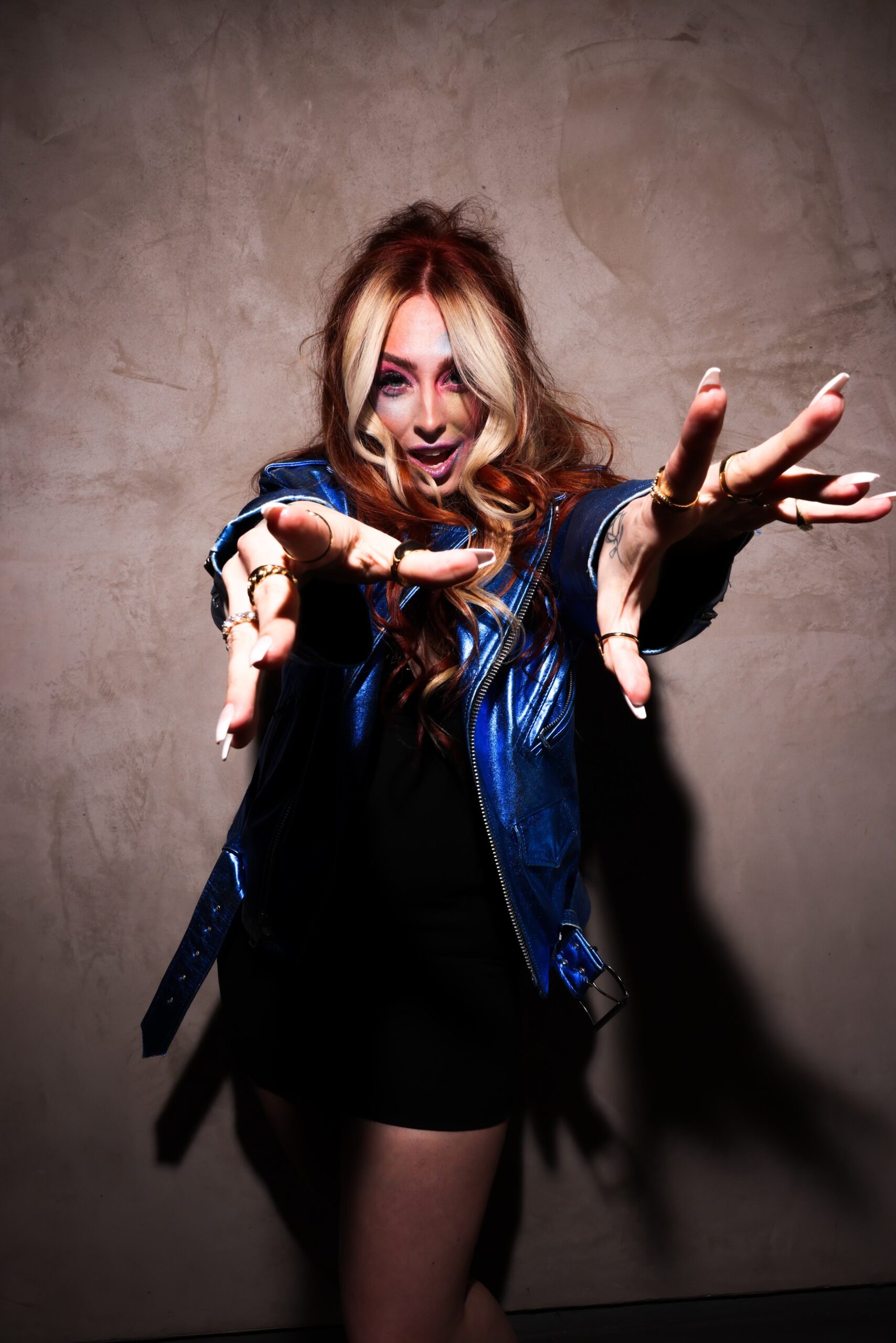 Read more about the article “FIT IN” ACOUSTIC PREMIERE: KELSIE WATTS UNVEILS HER MOST HONEST SIDE