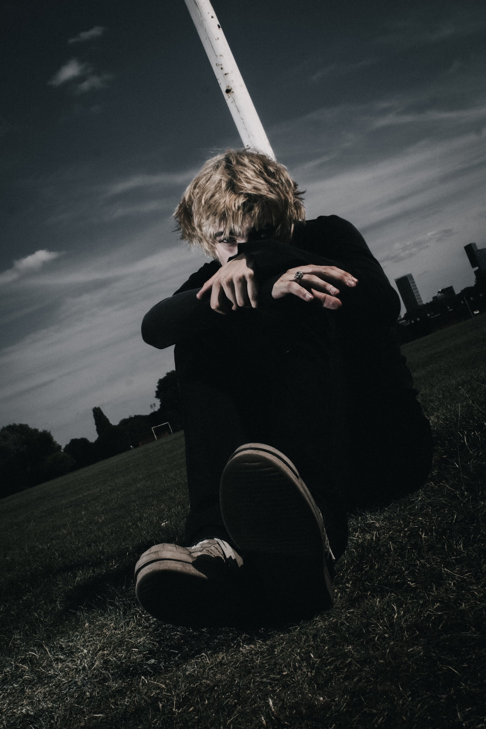 Read more about the article Grunge, Shoegaze, and Heart in h3nce’s Debut EP “WRITE IT ON YOUR FLAGS”