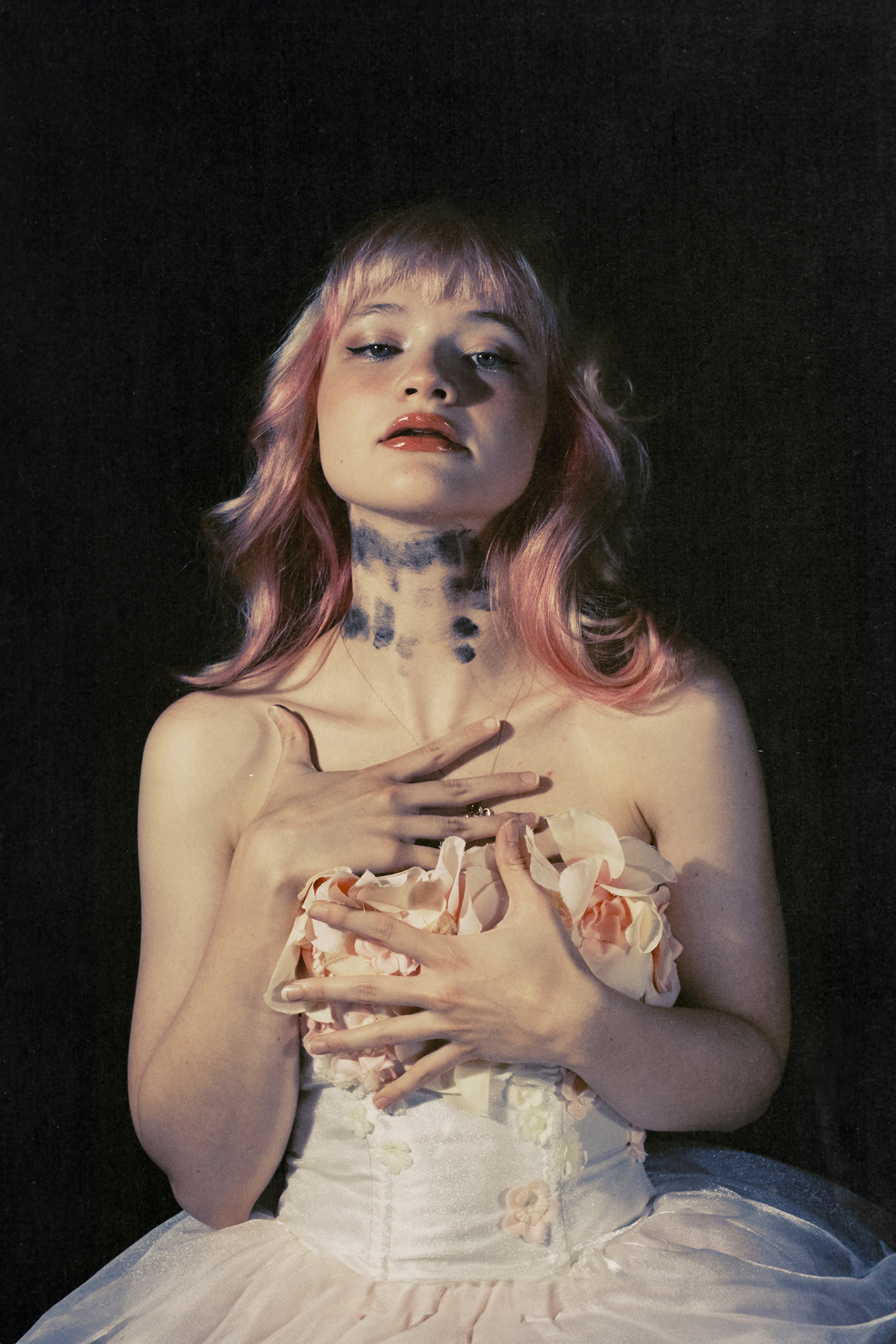 Read more about the article ELLA RED’S “IT’S NOT REAL” EMERGES AS A FEARLESS DEBUT ROOTED IN INTROSPECTION AND RAW TRUTH