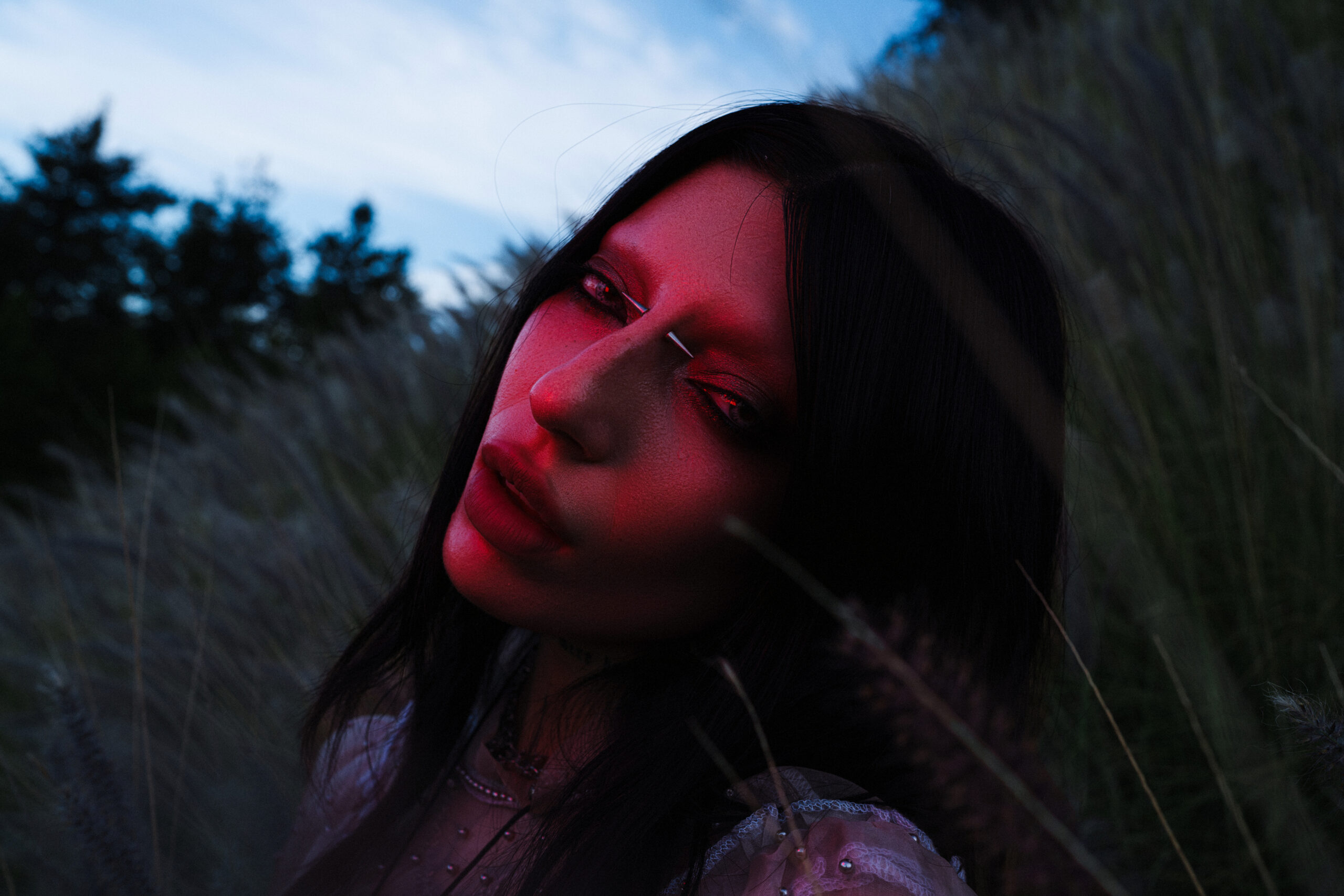 Read more about the article DEATHBYROMY TELLS GIRLHOOD LIKE THE NIGHTMARE IT IS ON “BODY HORROR”